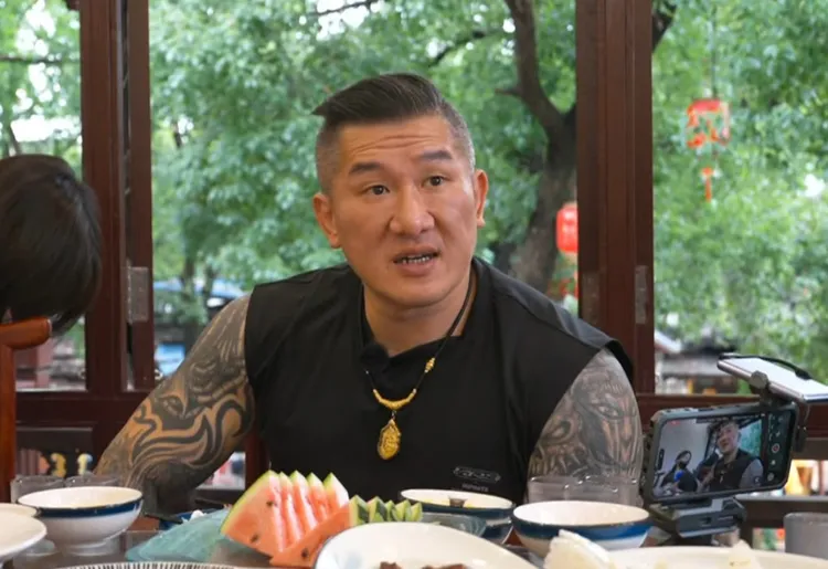 館長從吃飯到逛街都全程直播。翻攝自館長直播