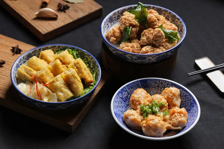 為豐富食客的用餐選擇，晶華冠軍牛肉麵坊亦供應三款特色小食，包含「台式鹹酥雞」、「府城蝦捲」以及融合中西風味的「紐約炒手」。台北晶華提供