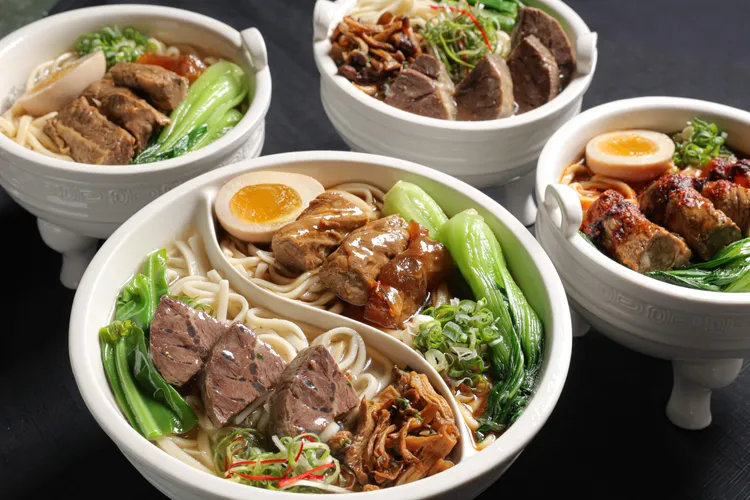 晶華冠軍牛肉麵坊提供一系列屢獲國際殊榮肯定的冠軍牛肉麵，包含「晶華紅燒牛肉麵」、「冠軍清燉牛肉麵」、「鐵人麻辣牛肉麵」以及故宮晶華獨有的「鴛鴦鼎食牛肉麵」。台北晶華提供