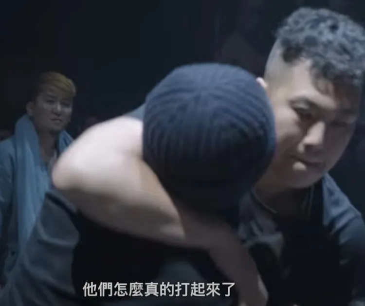 選手火氣都很大，錄影時有人驚呼「他們怎麼真的打起來了」。翻攝拳願明星格鬥賽YT