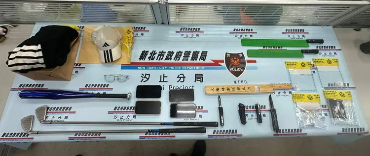 這群鬥毆少年準備西瓜刀等器械，還被查獲毒品。警方提供