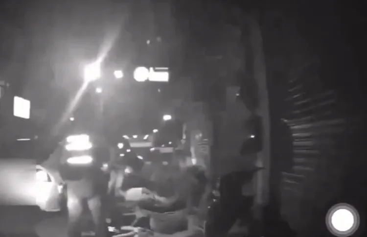 警方到場喝令一群少年趴下。警方提供