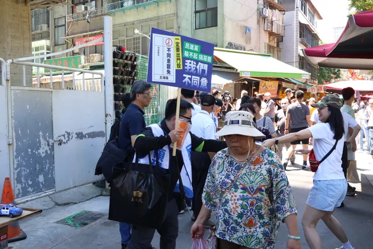 國民黨立委王鴻薇赴北市謙和市場宣傳反罷免。莊宗達攝