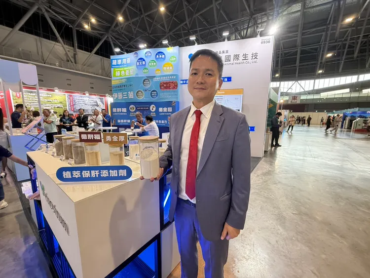 永鴻國際生技鍾威凱董事長說，運用微生物發酵平台開發的添加劑，可讓動物排泄物的臭味降低六成。市府提供