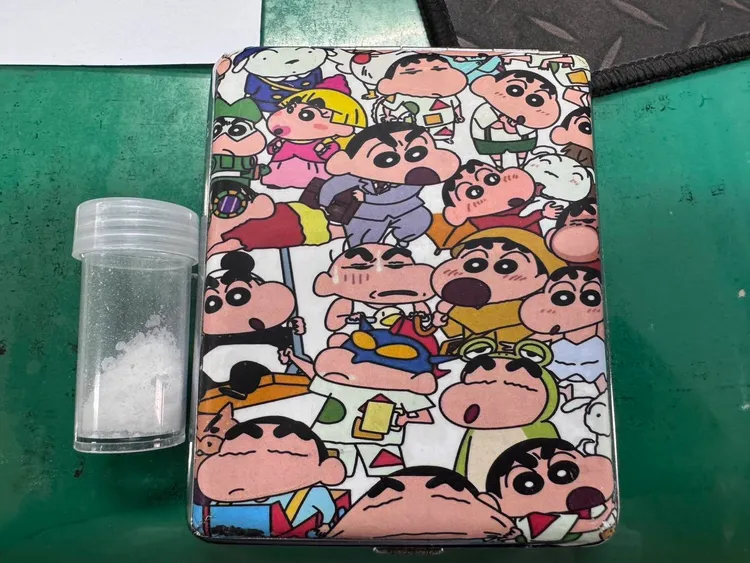 警方在民宿起初趙男等人帶來的6公克K他命及K盤等證物。翻攝照片