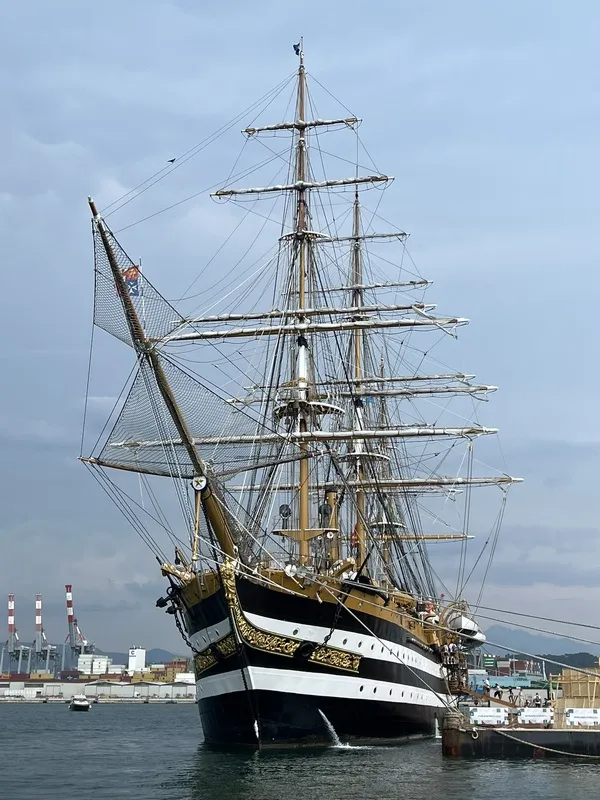 歷史超過90年的義大利現役最古老軍艦「韋斯普奇號」（ Amerigo Vespucci）完成近2年世界巡迴，日前回到北義海港家鄉拉斯佩齊亞（La Spezia）。 中央社