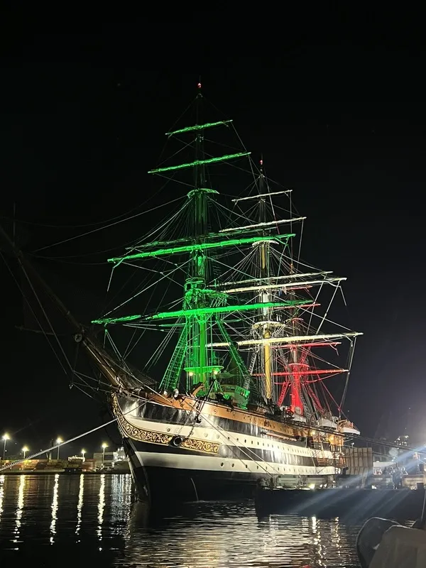 韋斯普奇號16到22日以拉斯佩齊亞作為巡展最後一站，23日入廠維修，將有長達數月不會再與公眾見面；圖為該艦晚上打燈的美麗模樣。 中央社