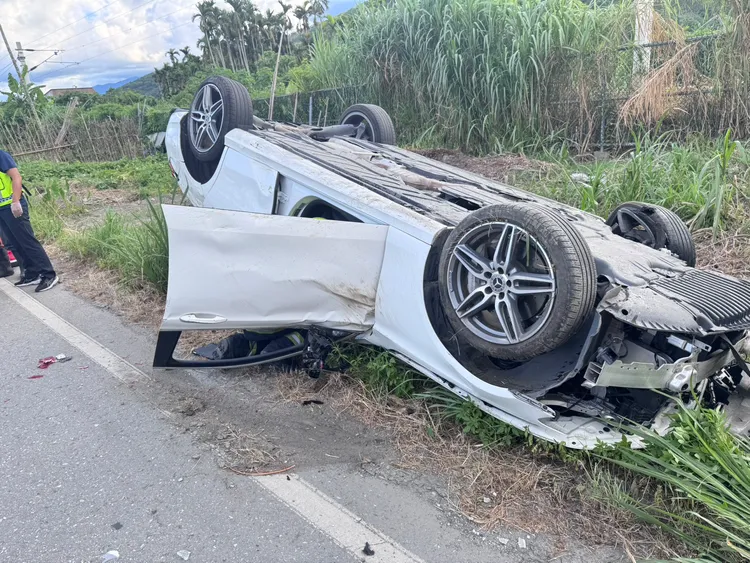 白色賓士車自撞翻覆車頭撞爛。民眾提供