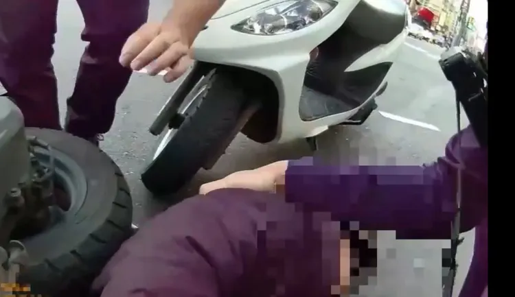 張嫌於路口遭小客車撞飛，人車倒地被警方制伏。翻攝畫面