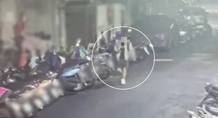 車手收取贓款後準備離去。警方提供