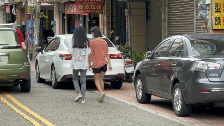 台中市李姓女大生（左）受困詐騙園區，經各方協助脫困返台，她8日向協助救援的里長致謝後，與媽媽一同離開。中央社