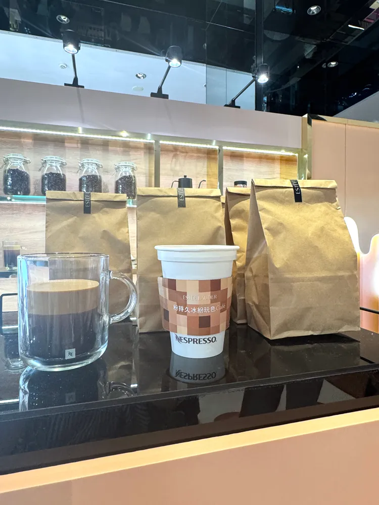 與瑞士咖啡品牌Nespresso合作的粉持久柔霧莓果冰美式，或是粉持久無瑕柔焦熱美式。張家玲攝