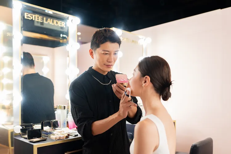 專業妝髮團隊，一對一打造專屬於你最精緻的妝容。品牌提供