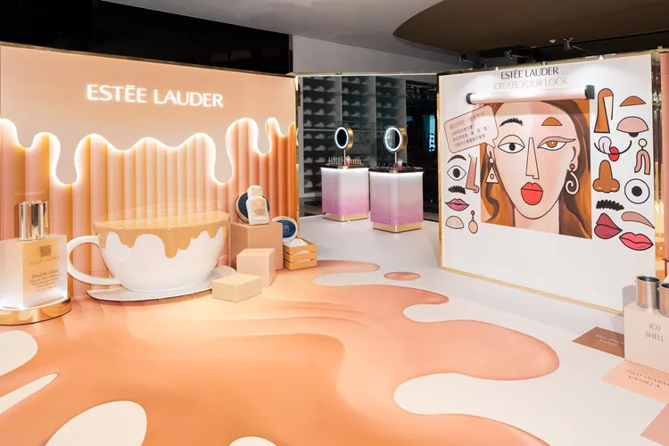 雅詩蘭黛粉持久冰紛玩色Café。品牌提供