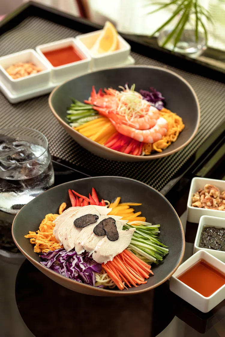 夏季限定泰式酸辣涼麵(上) 和風松露涼麵(下)皆為280元。業者提供