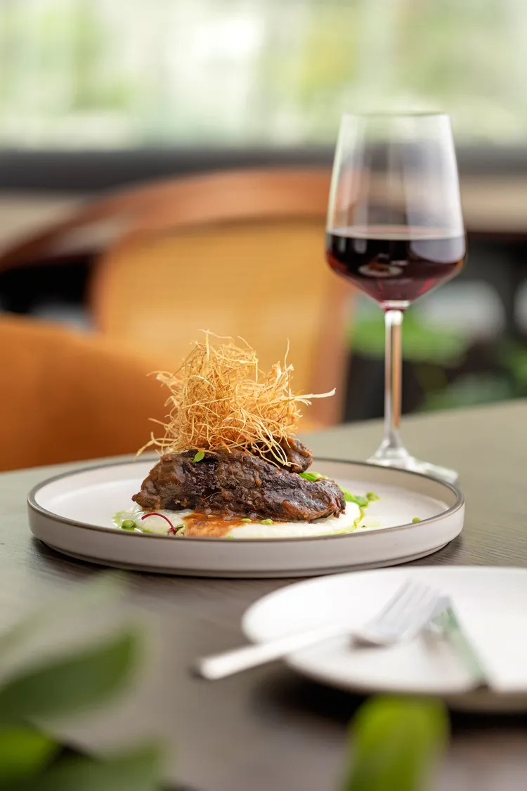 主廚推薦的紅酒燉牛頰 620元。業者提供