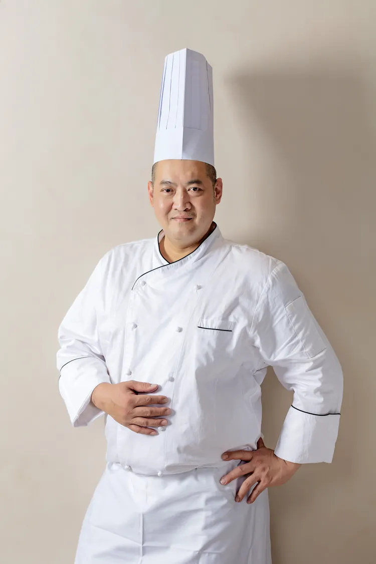 主廚陳志詳曾任W Taipei 「Kitchen Table」副主廚、頭城「凱渡廣場酒店 THE ARCHIPELAGO」總主廚，除了精通西式料理，對於台式與泰式料理亦深入鑽研。業者提供