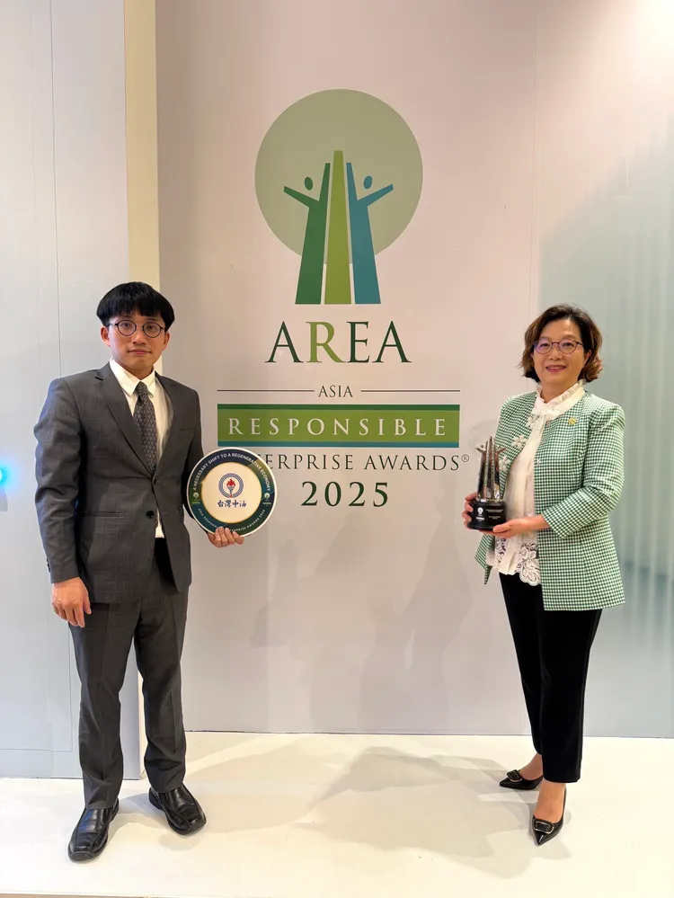 台灣中油獲2025「亞洲企業社會責任獎」永續報告書獎，由發言人林珂如（右）代表受獎。中油提供