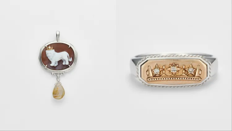 agete 35周年限定皇冠浮雕墜飾（左）1萬6400元、皇冠印章戒指（右）1萬3800元。品牌提供
