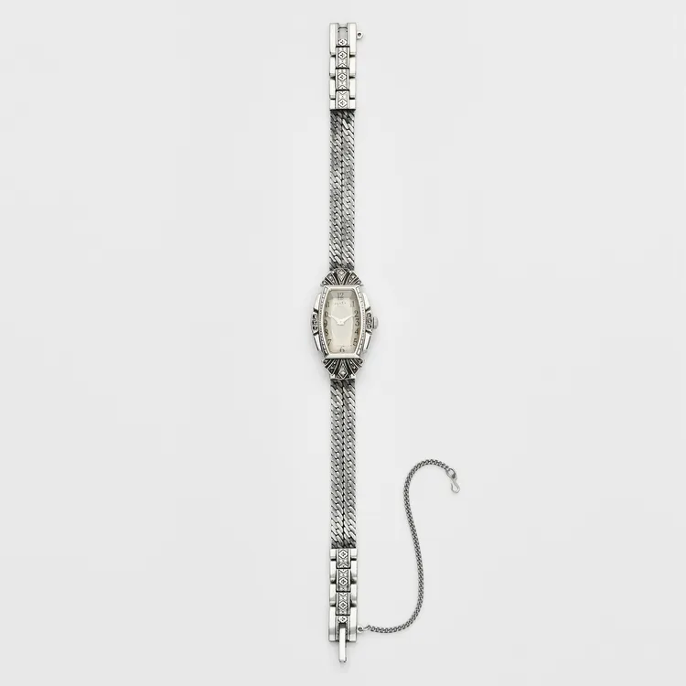 agete 35周年限定裝飾藝術紀念錶，8萬1900元。品牌提供