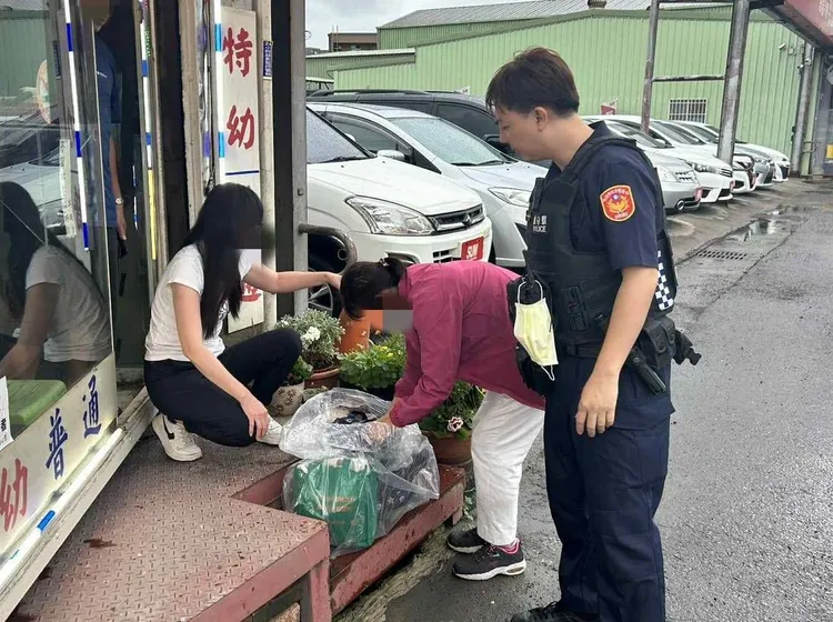女騎士清點背包財物未短少。大園警分局提供