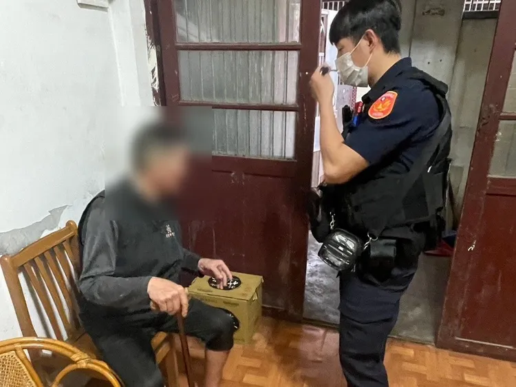 警員將老翁平安送回家。平鎮警分局提供