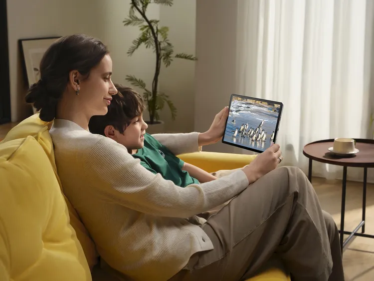 OPPO Pad SE搭載11吋沉浸護眼大螢幕，柔光版獲同級唯一四重護眼認證。OPPO提供