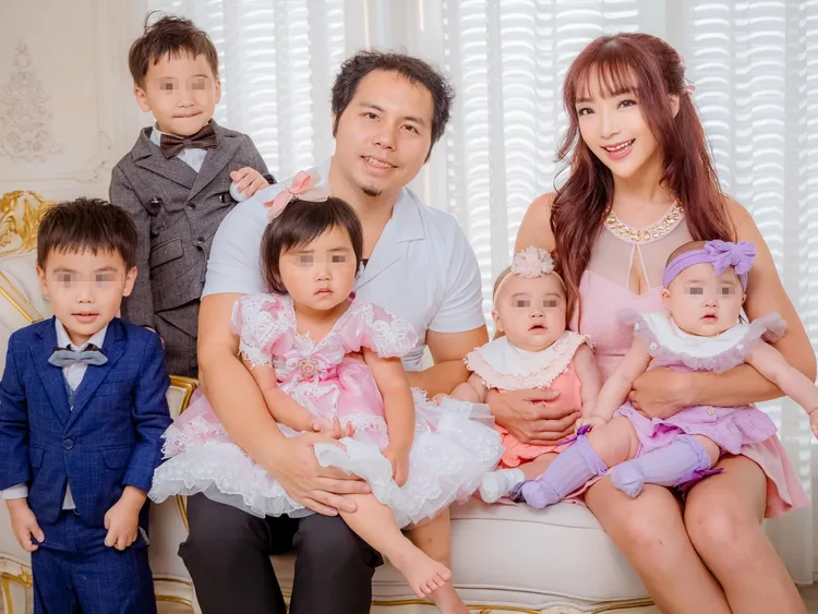 李宓與老公帶著雙胞胎兒子、長女、雙胞胎女兒拍全家福。翻攝李宓臉書