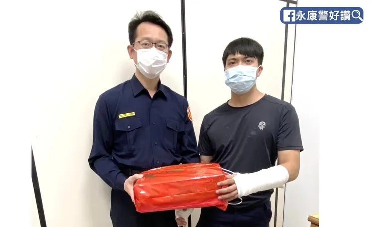 戴姓員警從警8年，曾因緝捕毒蟲受傷獲表揚，這次誤傷民眾分局也派員關心其狀況。取自「永康警好讚」