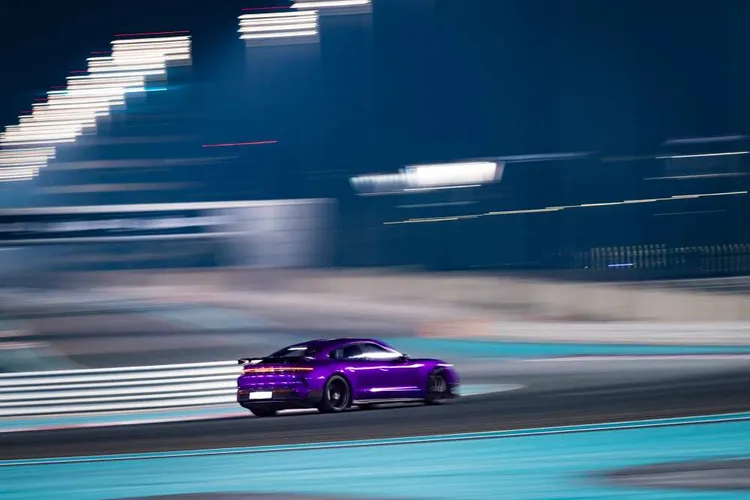 而在 F1 等級的 Yas Marina 賽道，常駐阿聯酋的 GT 車手暨教練 Ramez Azzam 也以 2 分 07.2 秒完成全長 5.281 公里的單圈，僅較該場地的房車最速紀錄慢 1.1 秒，並成為該賽道最快的量產電動車。原廠照片