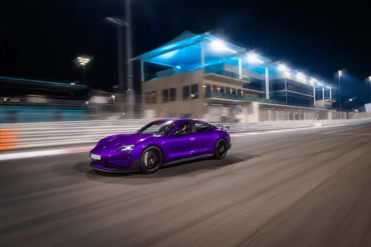 早在 2024 年 10 月，保時捷研發車手 Lars Kern 就曾於上海國際賽車場，以 Taycan Turbo GT 寫下 2 分 11.2 秒的最快紀錄。原廠照片