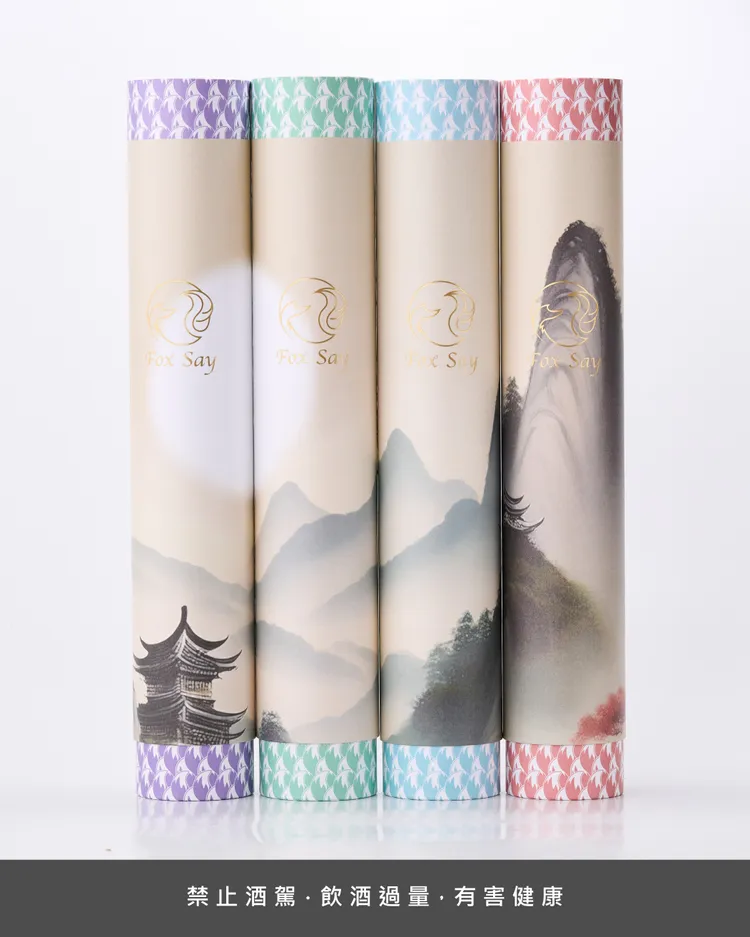 以山水畫概念作為外包裝，每個紙罐可視為一幅卷軸，罐身展開即為卷軸展開圖，而四個罐身合併後則為完整的【狐遊山水圖】，由左至右為紫蘇檸檬茶酒、桂花烏龍茶酒、屏東港口茶酒及洛神莓果茶酒。業者提供