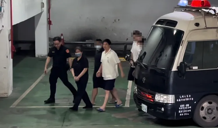 檢方今提訊在押被告黃呂錦茹（左）、姚富文（右，黃衣男子）。謝亞庭攝