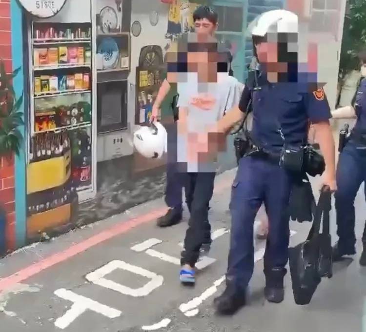 洪嫌肇事逃逸前往友人家藏匿，仍被警方逮捕，並查扣毒品。翻攝畫面