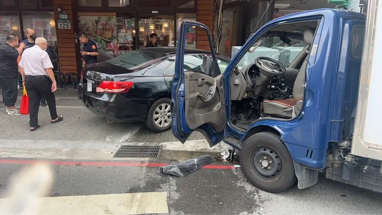 貨車遭到黑色轎車撞擊，司機手腳受傷，所幸無生命危險。翻攝畫面