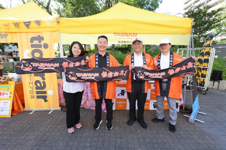陳世凱（左起2）前往阪神甲子園台灣日的台灣觀光主題展攤宣傳。交通部提供