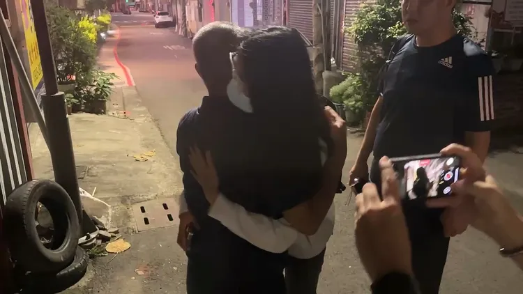 李姓女大生今天凌晨返回台中住處，與阿公相擁而泣。民眾提供