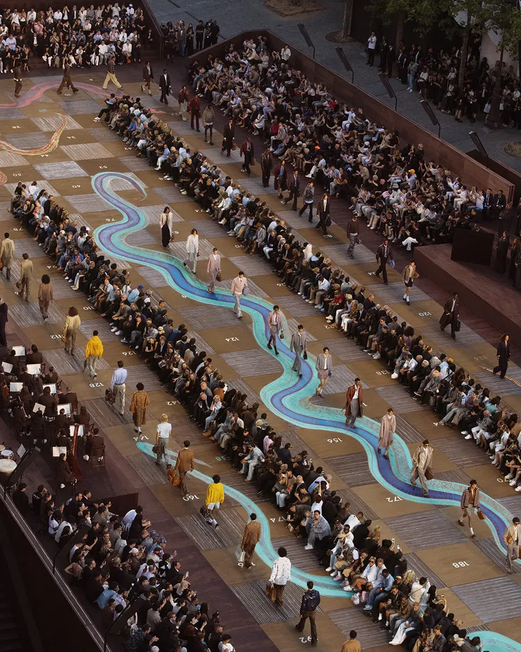 LV 2026春夏男裝秀，秀場化身為一個真人大小的古印度「蛇梯棋」遊戲。品牌提供