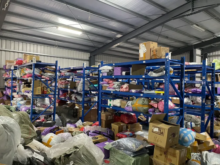 該集團自中國進口仿冒品，堆放於蘆竹的倉庫內。警方提供