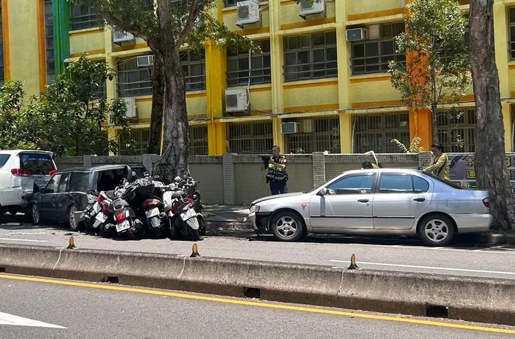 肇事轎車先衝撞機車後，在衝向路旁停放的汽機車，差點就撞上一輛單車，不過騎士也被車禍撞擊聲嚇到，整輛車翻倒。翻攝畫面