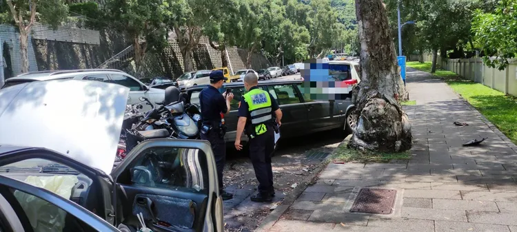 路旁4輛汽車與7輛機車遭到車禍波及，警方蒐證中。翻攝畫面