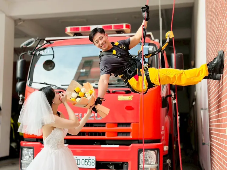 消防員和未婚妻婚紗照引注目。取自桃園市政府消防局中路分隊臉書