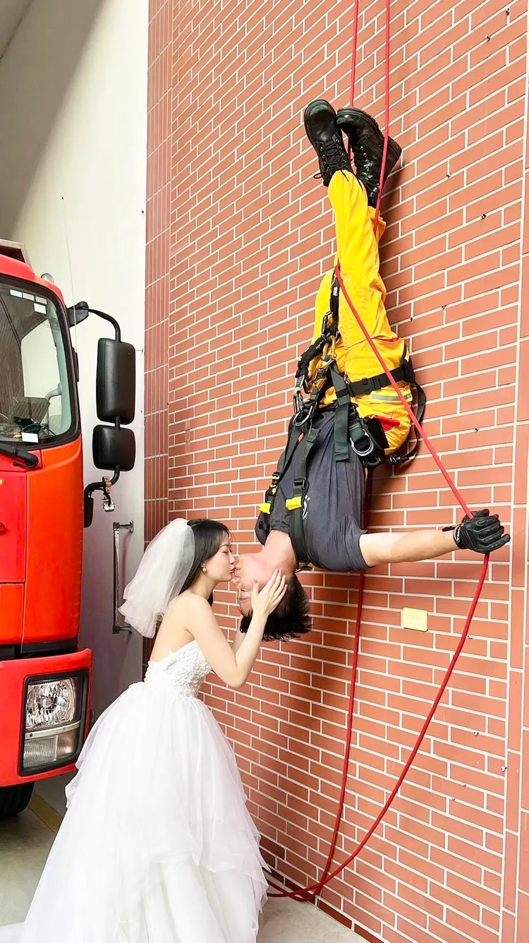 消防員用「倒吊垂降」方式親吻未婚妻。取自桃園市政府消防局中路分隊臉書