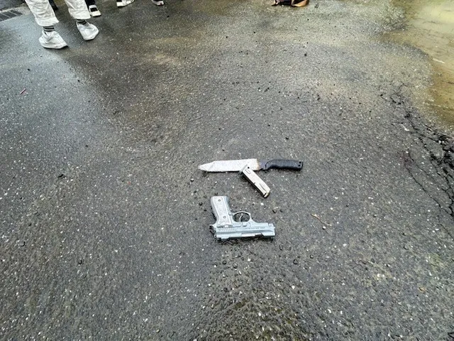 陳男持有槍械、藍波刀。警方提供