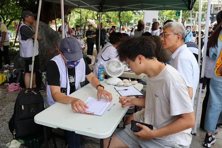 民眾黨「掃除綠衛兵」罷免吳思瑤連署攤位。莊宗達攝