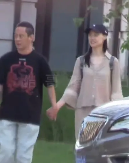 梁洛施與導演馬浴柯最近被拍到手牽手踩街。翻攝酷哥追星日記微博