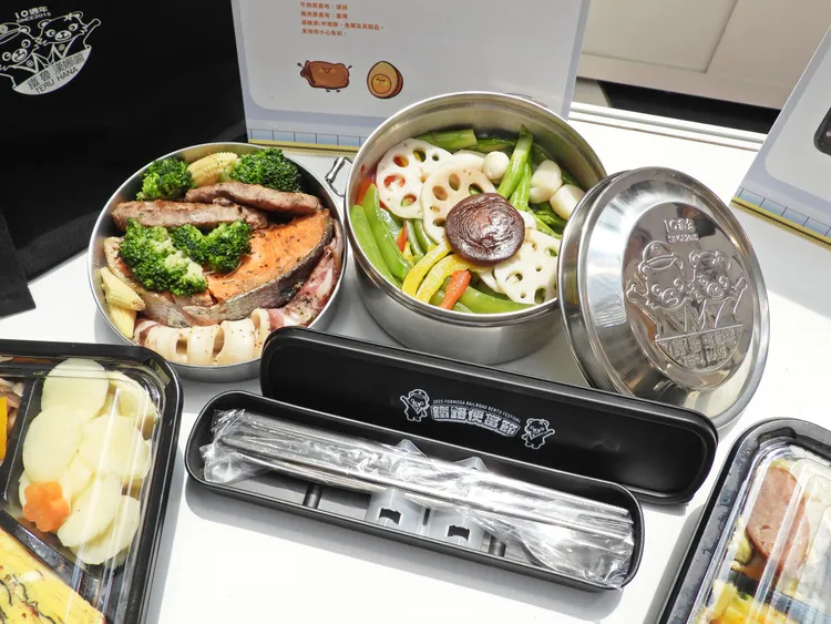 全新開發餐點及限量「E500及R200造型陶瓷便當盒」。台鐵提供
