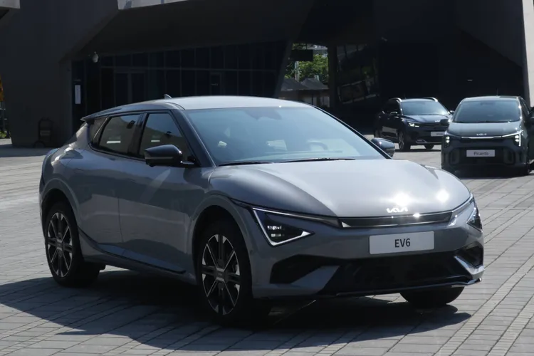 Kia小改款EV6前後燈具導入「星圖式」LED日行燈與12區段LED尾燈。林浩昇攝