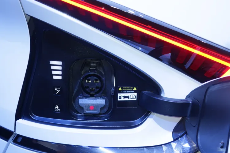 車上新增 V2L 車電回輸功能，最高可提供1.8 kW 的電力。林浩昇攝