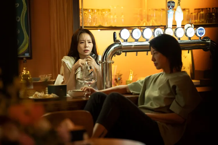 孫淑媚在劇中圓老闆夢，回家鄉開酒吧。公視台語台、華視提供